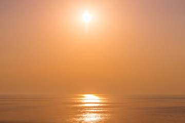 Fototapeta na wymiar ondes sur l'eau au soleil couchant