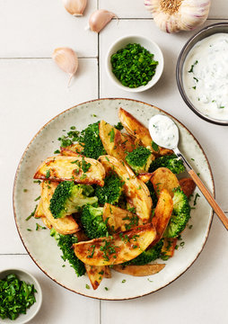 Pommes de terre et brocolis sauce yaourt ail