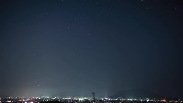 香川県高松市街地夜景と光の残像を少し残した星空 タイムラプス(高松シンボルタワー、屋島など)