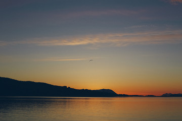 Obraz premium Sunset on the lake with trees