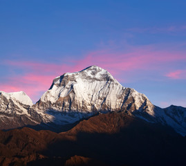 Panorama van de berg Dhaulagiri bij zonsondergang, uitzicht vanaf Poon Hill in Nepal Himalaya