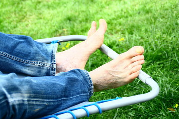 détente,pieds-nus dans transat dans le jardin