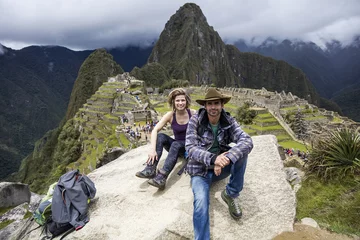 Cercles muraux Machu Picchu Young couple at Machu Picchu in Peru