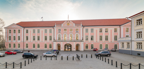 Naklejka premium Sitz des estnischen Parlaments auf dem Domberg in Tallinn
