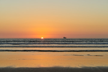 Fototapeta premium Sonnenuntergang im Atlantik an der Küste von Agadir in Marokko