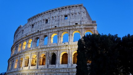 Fototapeta na wymiar Kolosseum in Rom am Abend, beleuchtet in der Dämmerung