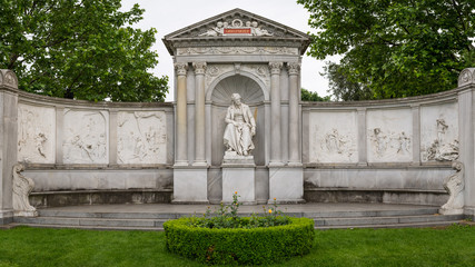 Fototapeta na wymiar Monument of the writer Franz Grillparzer in Vienna
