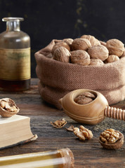 Nuts cracking