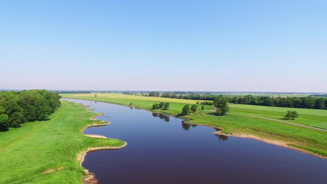 Landschaft / Luftaufnahme von dem Fluss Elbe und Landschaft