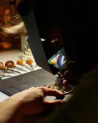 engraver engrave the drawing on the sketch.