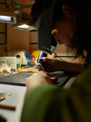 engraver engrave the drawing on the sketch.