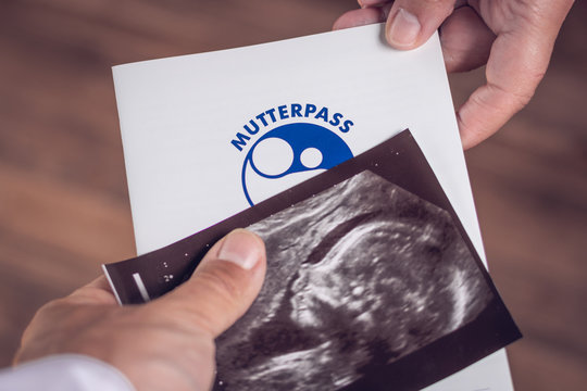 Mutterpass und Ultraschallbild werden &uuml;bergeben
