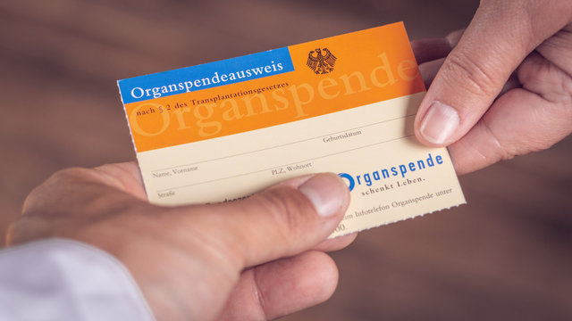 Organspendeausweis wird &uuml;bergeben