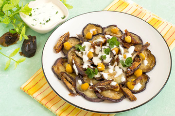 Salad with fried eggplants, chickpeas and dates