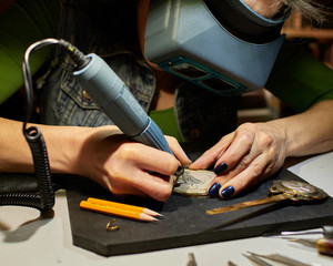 engraver engrave the drawing on the sketch.