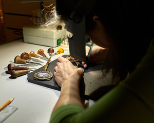 engraver engrave the drawing on the sketch.