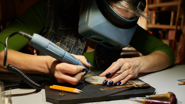 engraver engrave the drawing on the sketch.
