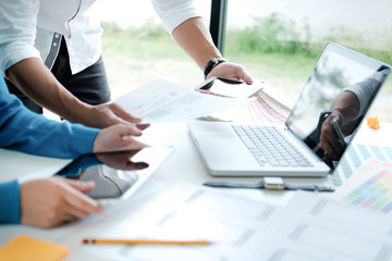 UX UI designer planning esponsive design.