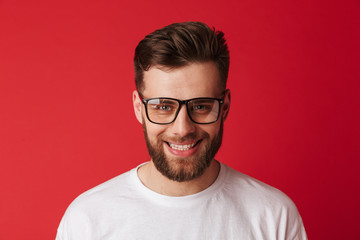 Obraz premium Handsome young smiling man wearing glasses