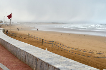 Der Atlantikstrand von Agadir in Marokko während eines Unwetters