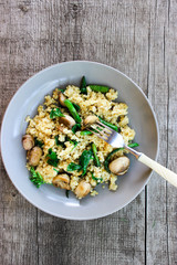 Warm bulgur salad with fried mushrooms, asparagus and spinach