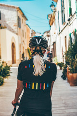 Fahrradfahrerin auf der Strasse, Cycling Girl Mallorca auf einem Rennrad