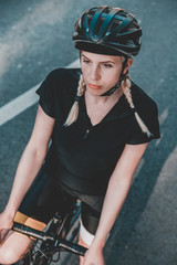 Fahrradfahrerin auf der Strasse, Cycling Girl Mallorca auf einem Rennrad