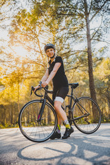 Obraz na płótnie Canvas Fahrradfahrerin auf der Strasse, Cycling Girl Mallorca auf einem Rennrad
