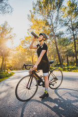 Fahrradfahrerin auf der Strasse, Cycling Girl Mallorca auf einem Rennrad