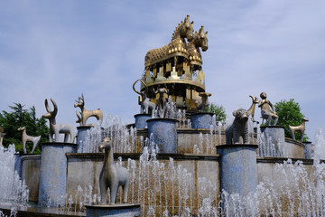 Gruzja, Kutaisi - fontanna z rumakiem i ciekawymi figurkami