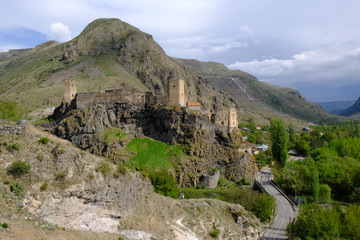 Fototapeta na wymiar Gruzja, Twierdza Khertvisi wśród gór