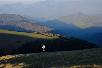 Gruzja, Park Narodowy Borjomi – Kharagauli - górski krajobraz,  turysta na punkcie widokowym Lomis Mta o  zachodzie słoca © Iwona