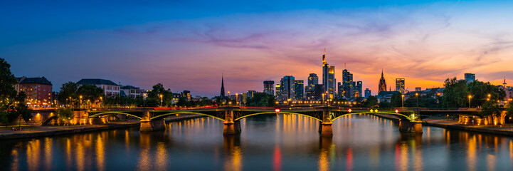 Fototapeta na wymiar Frankfurter Panorama im Abendrot