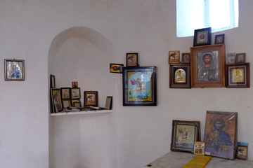 Gruzja, Park Narodowy Borjomi – Kharagauli -  kapliczka i turystka w okolicach góry Lomis Mta o  zachodzie słońca © Iwona