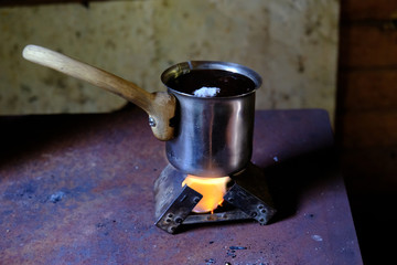 Parzenie tradycyjnej gruzińskiej kawy