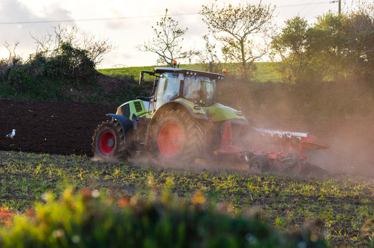 Un tracteur et sa charrue 