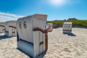 Frau entspannt im Strandkorb