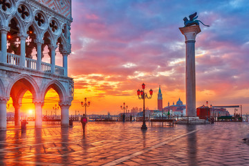 Fototapeta premium Piazza San Marco o wschodzie słońca, Vinice, Włochy