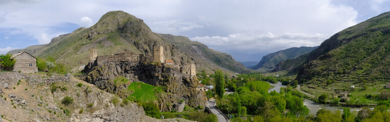 Fototapeta na wymiar Gruzja, Twierdza Khertvisi wśród gór