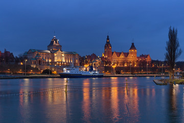 Fototapeta na wymiar Szczecin by night / view of the boulevards and historical architecture.
