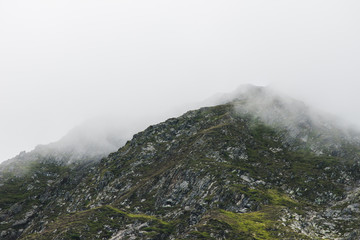 bergspitze im nebel