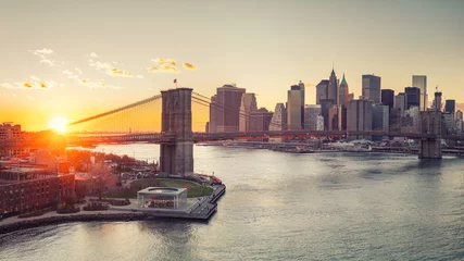 Fotobehang Panoramisch uitzicht op de Brooklyn bridge en Manhattan bij zonsondergang, New York City © sborisov