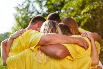 Teambuilding Übung draußen in der Natur