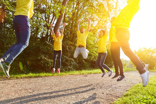 Team Fitness durch Springen in der Gruppe
