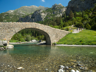 Fototapeta na wymiar Stone bridge in the Aragonese Pyrenees