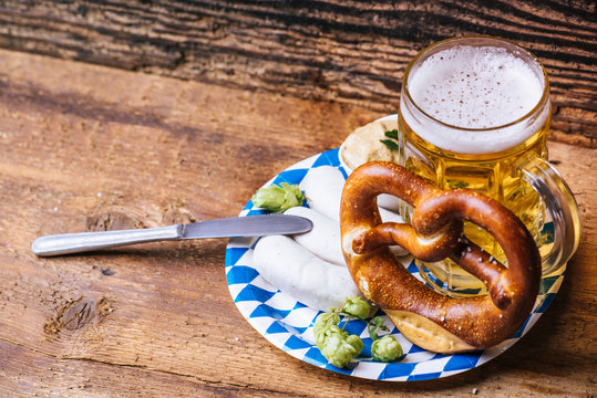 Wei&szlig;wurst, Brezn und ein Helles von oben