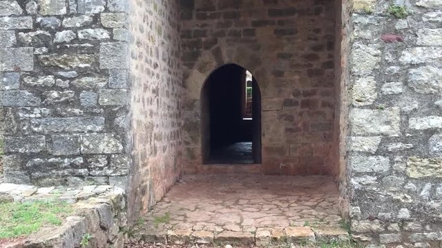 Porte m&eacute;di&eacute;vale qui se referme doucement