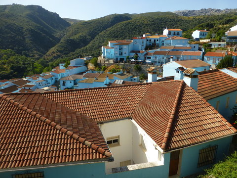 Juzcar,pueblo azul pitufo en Malaga (Andalucia,Espa&ntilde;a) en la serrania de Ronda