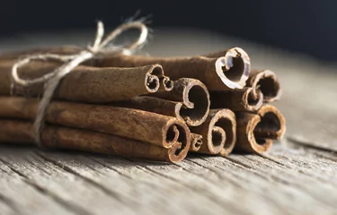 Papier Peint photo Herbes Close up cinnamon healthy spice on wooden background