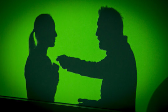 Silueta de mujer y hombre sobre fondo verde